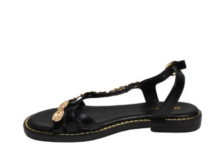 Σανδάλια με χρυσά διακοσμητικά στοιχεία