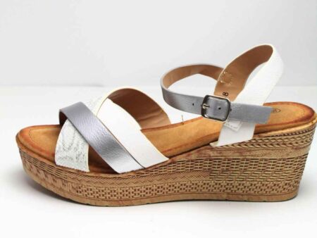 Γυναικείες πλατφόρμες σε λευκό χρώμα με χιαστί φάσα