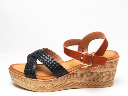 Γυναικείες πλατφόρμες σε χρώμα μαύρο με χιαστί φάσα