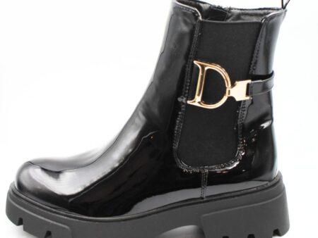 Μποτάκι τρακτερωτό μαύρο λουστρίν με χρυσή λεπτομέρεια