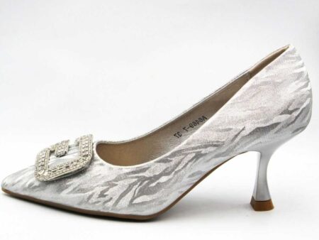 Γόβα ασημί με ιδιαίτερο τακούνι και διακοσμητικό