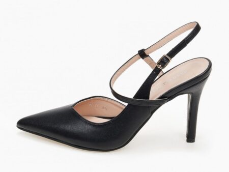 Μαύρη γόβα με ιδιαίτερο δέσιμο