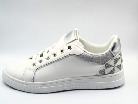 Sneakers με χρωματική λεπτομέρεια