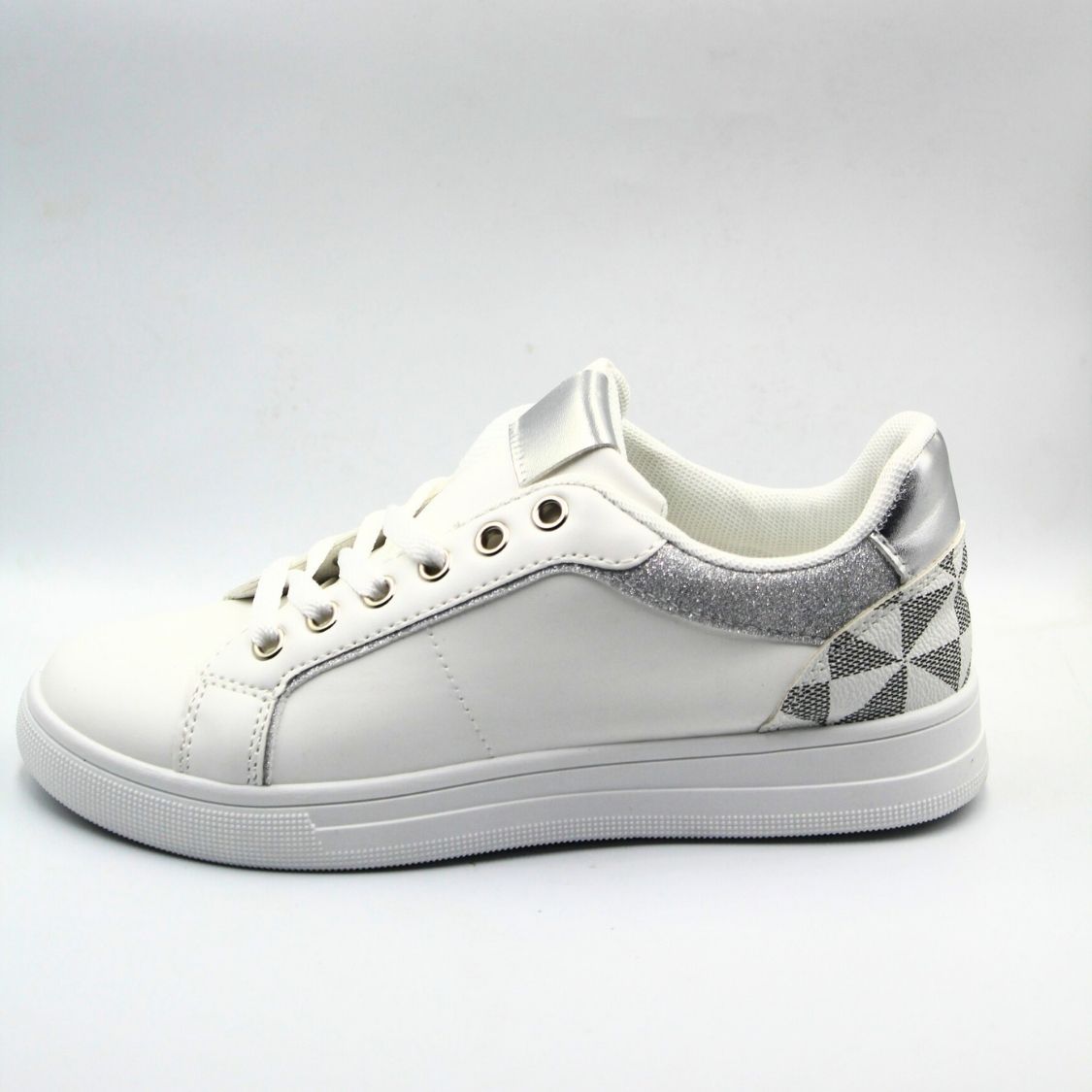 Sneakers με χρωματική λεπτομέρεια