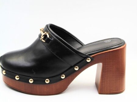 Τσόκαρα με χρυσή αλυσίδα