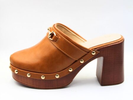 Τσόκαρα με χρυσή αλυσίδα