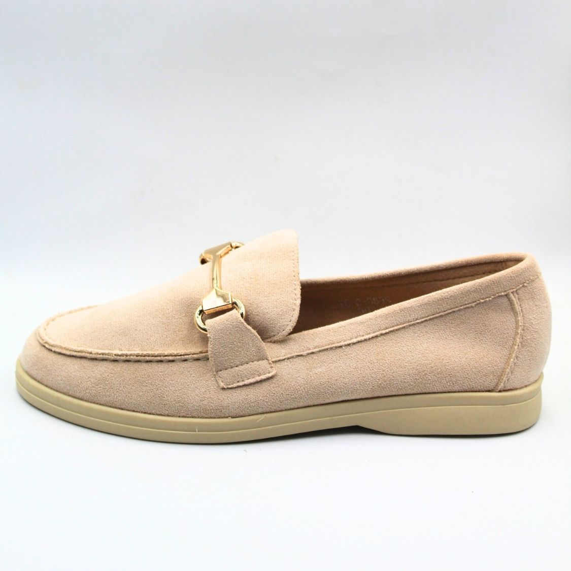 Μοκασίνια Suede σε μπεζ χρώμα και χρυσή αλυσίδα