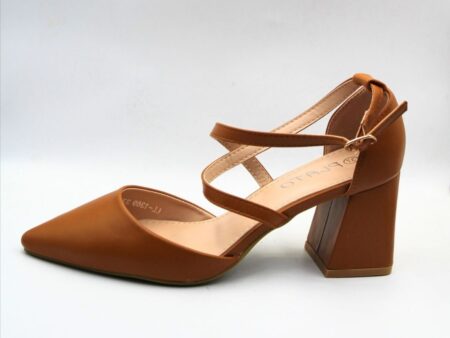 Γόβα δερματίνη με τετράγωνο τακούνι και χιαστή λουράκια