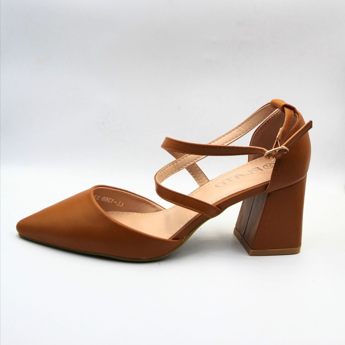 Γόβα δερματίνη με τετράγωνο τακούνι και χιαστή λουράκια