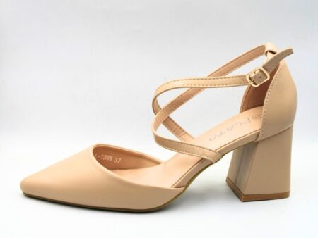 Γόβα δερματίνη με τετράγωνο τακούνι και χιαστή λουράκια