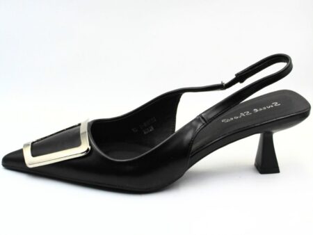 Γόβα εξώφτερνη με ασημένια αγκράφα