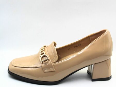 Μοκασίνια λουστρίνι σε μπεζ με χρυσή αλυσίδα