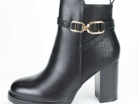 Μαύρα Μποτάκια με Διακοσμητικό Ζωνάκι και Κροκό Υφή στο Πίσω Μέρος