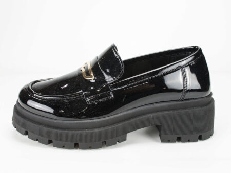 Μαύρα Loafers λουστρίνι με Μεταλλικό Στοιχείο και Τρακτερωτή Σόλα