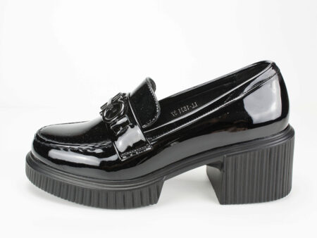 Μαύρα Loafers λουστρίνι με Διακοσμητική Αλυσίδα και Τρακτερωτή Σόλα