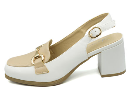 Μπεζ-λευκά slingback loafers με χρυσό διακοσμητικό και τετράγωνο τακούνι