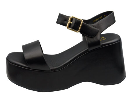 Μαύρες πλατφόρμες με χρυσή αγκράφα και φαρδύ λουράκι